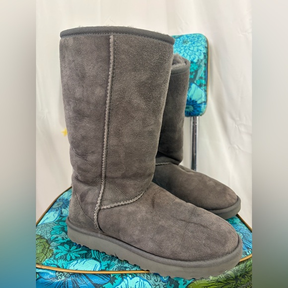 UGG Shoes - UGG Classic Gray Suede Boots Women’s Size 6